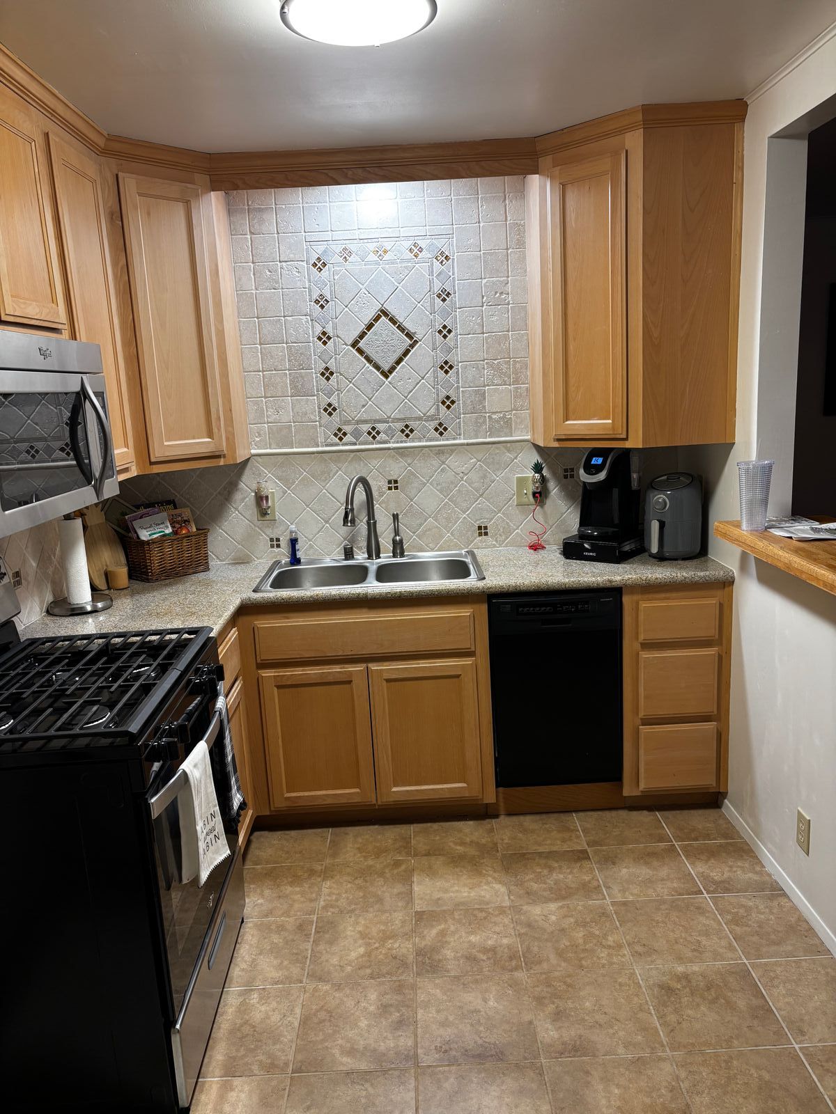 Location Location Location! Less than 1 MILE from Bear Mountain Resort, Pet Friendly — Kitchen 2 of 12