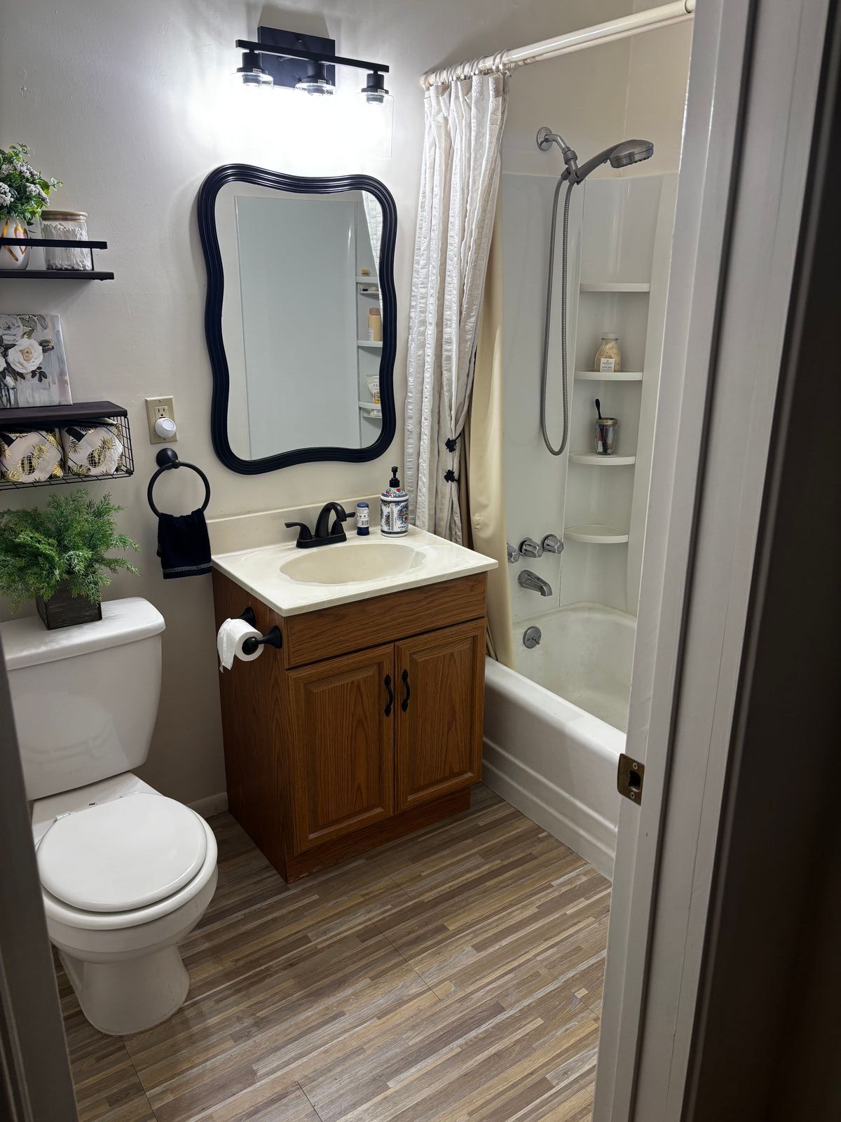 Location Location Location! Less than 1 MILE from Bear Mountain Resort, Pet Friendly — Bathroom 3 of 12