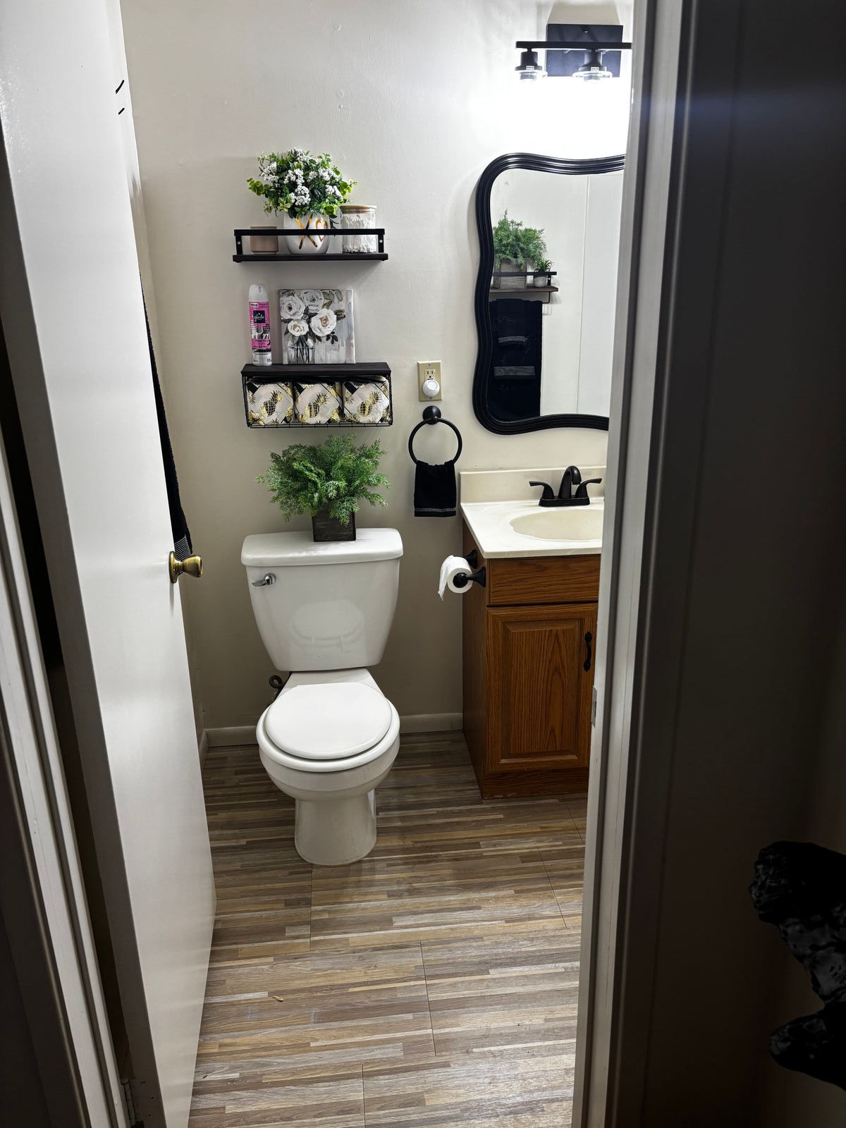 Location Location Location! Less than 1 MILE from Bear Mountain Resort, Pet Friendly — Bathroom 4 of 12