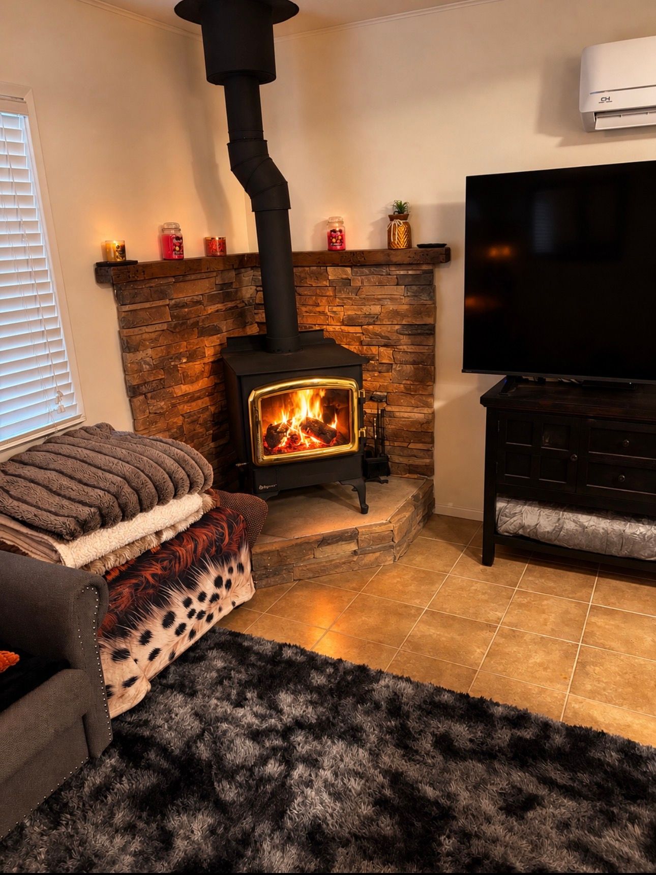 Location Location Location! Less than 1 MILE from Bear Mountain Resort, Pet Friendly — Living Room 10 of 12